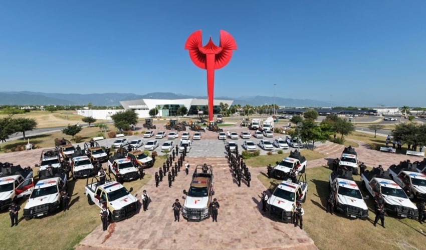 Entrega Américo Villarreal vehículos y maquinaria por 125.2 mdp