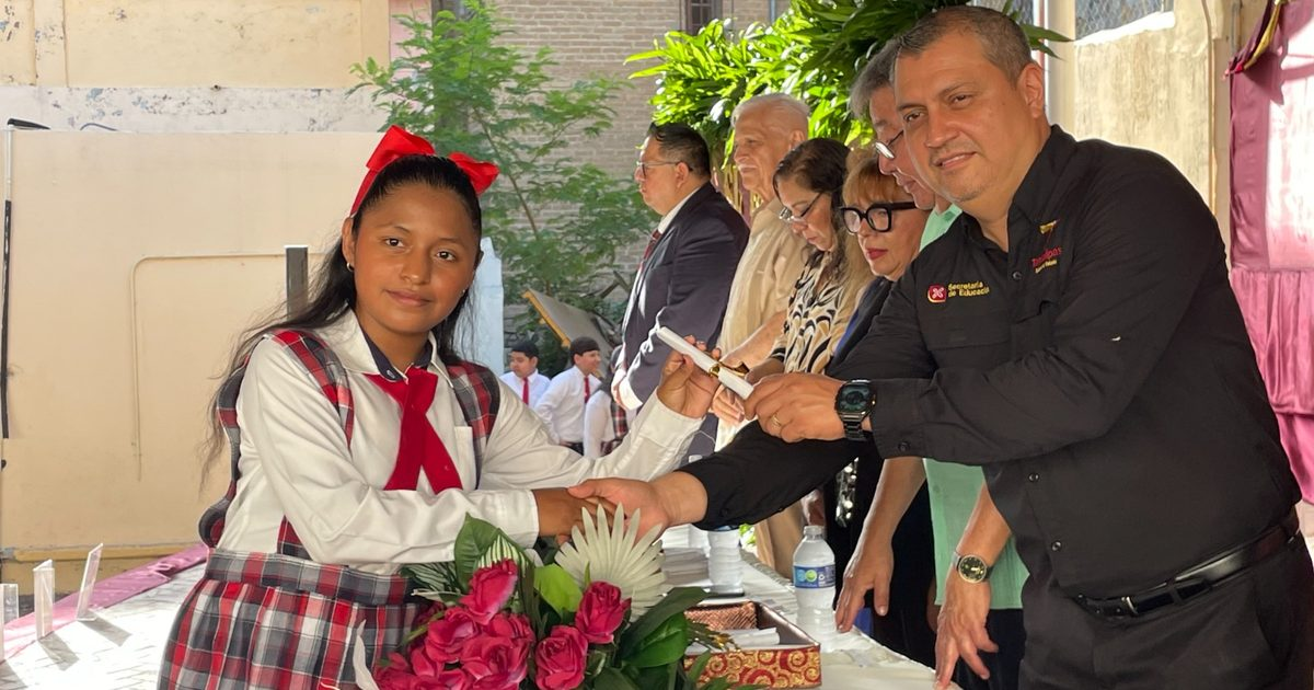 Entre aplausos y reconocimientos concluye ciclo escolar en la Miguel Hidalgo; egresados reciben constancias y despedida especial Entre aplausos y reconocimientos concluye ciclo escolar en la Miguel Hidalgo; egresados reciben constancias y despedida especial