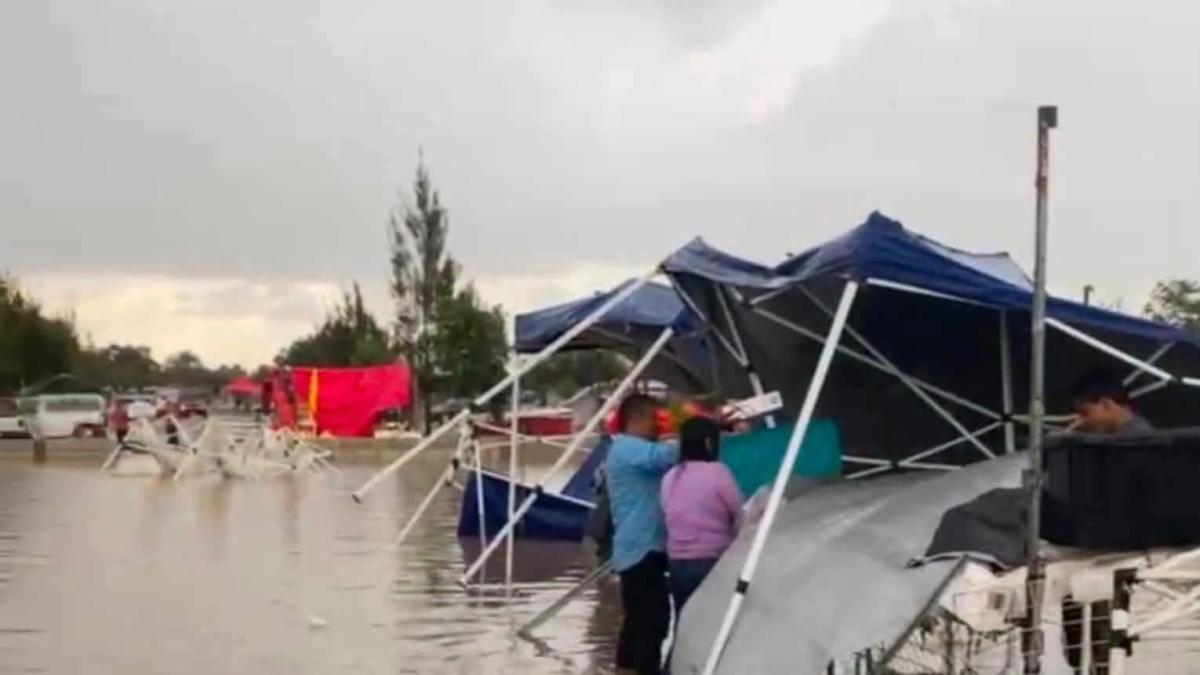 Lluvia en Hidalgo inunda tianguis y arrastra mercancía de comerciantes