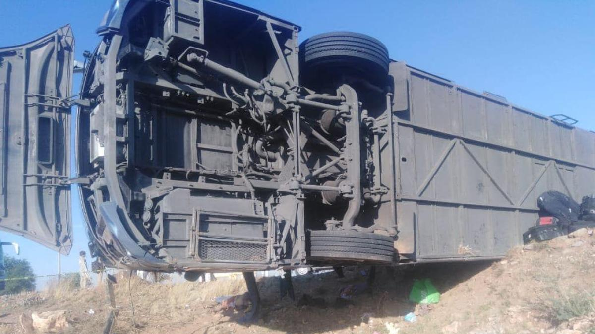 Camión repleto de menonitas se desbarranca; iban para un balneario