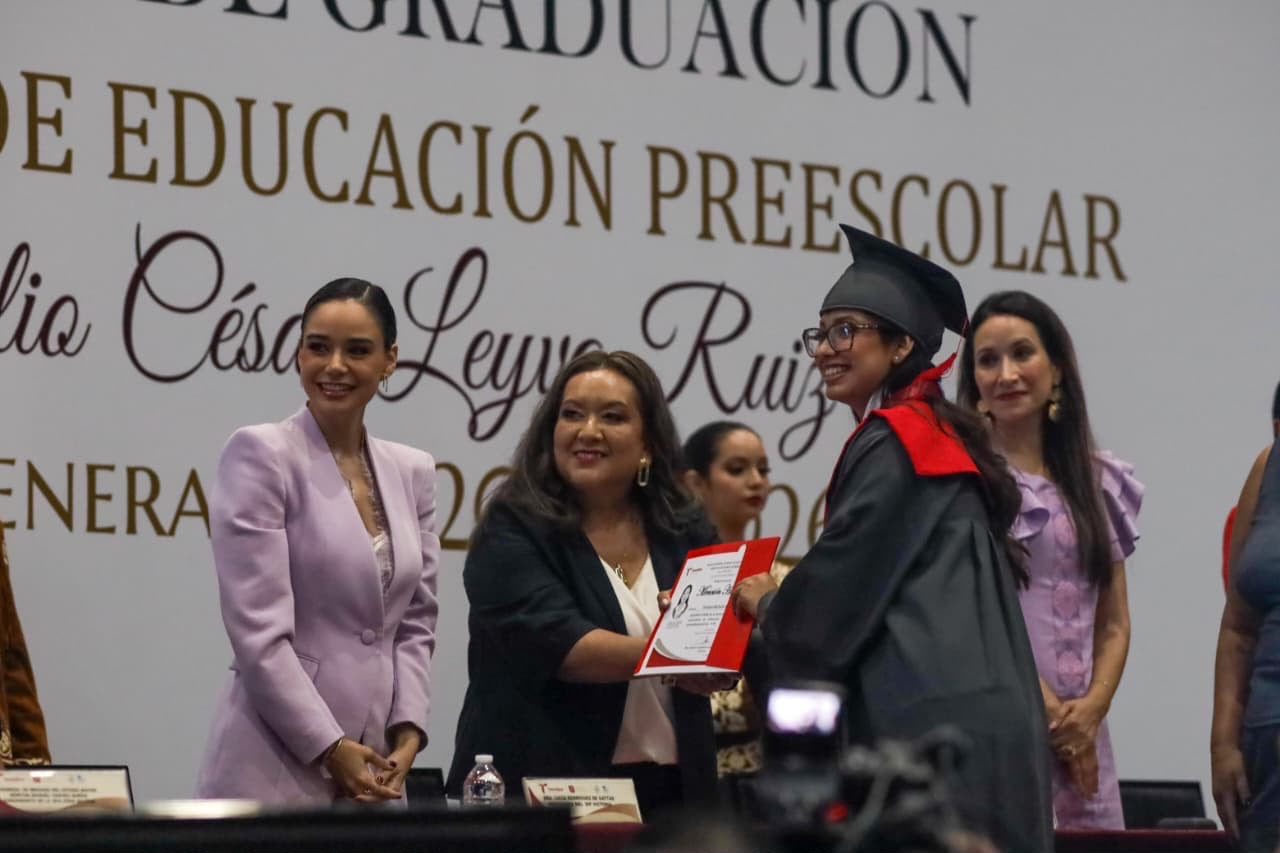 Gradúa a nueva generación de docentes de preescolar la Normal de Educadoras “Maestra Estefanía Castañeda”