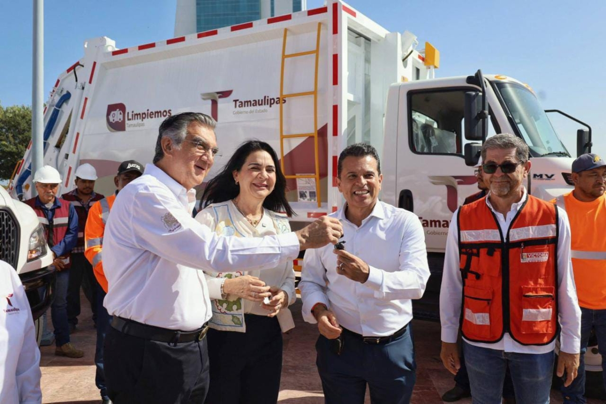 Entrega gobernador Américo nuevo camión recolector a alcalde Lalo Gattás
