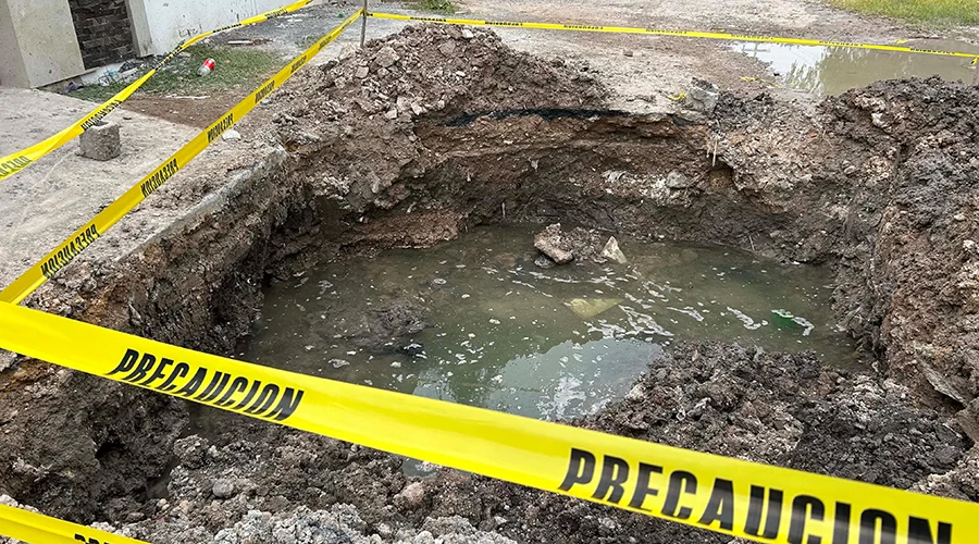 Persisten fugas de agua potable y drenaje en Riberas de Rancho Grande Persisten fugas de agua potable y drenaje en Riberas de Rancho Grande