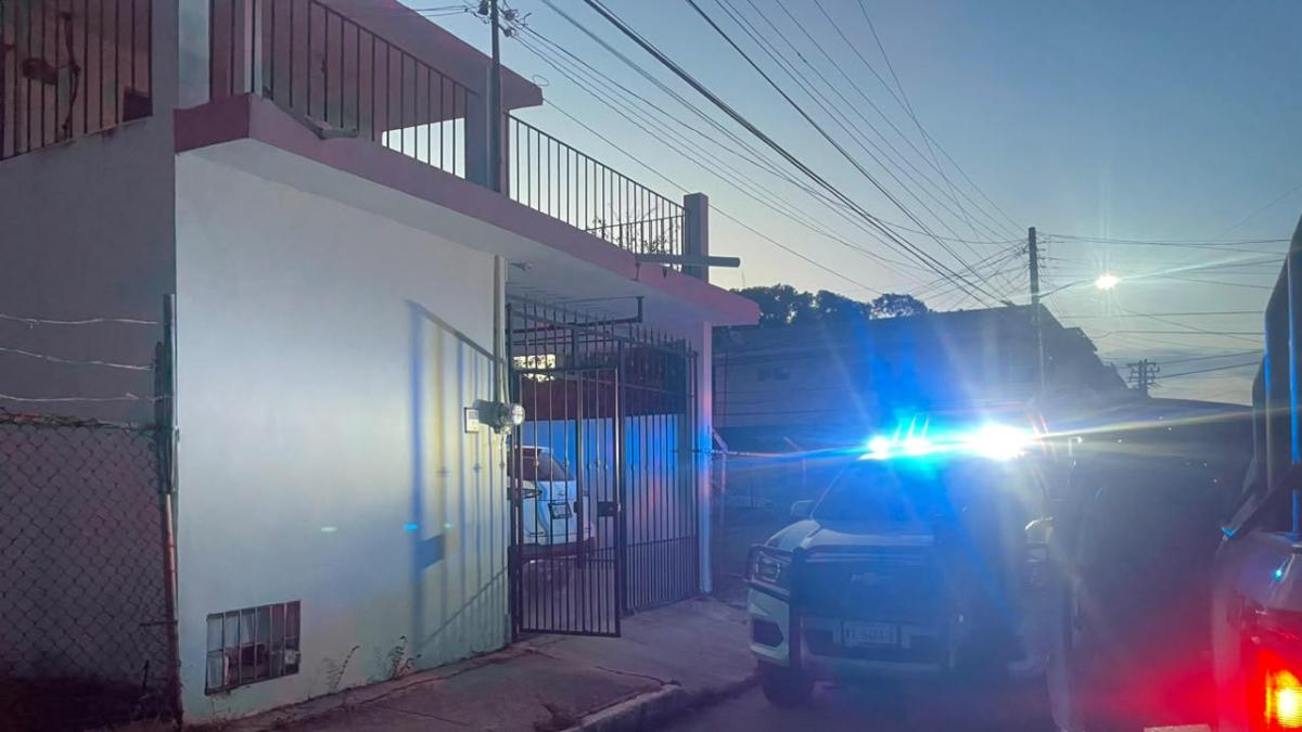 Hombre estrangula a su esposa tras discusión