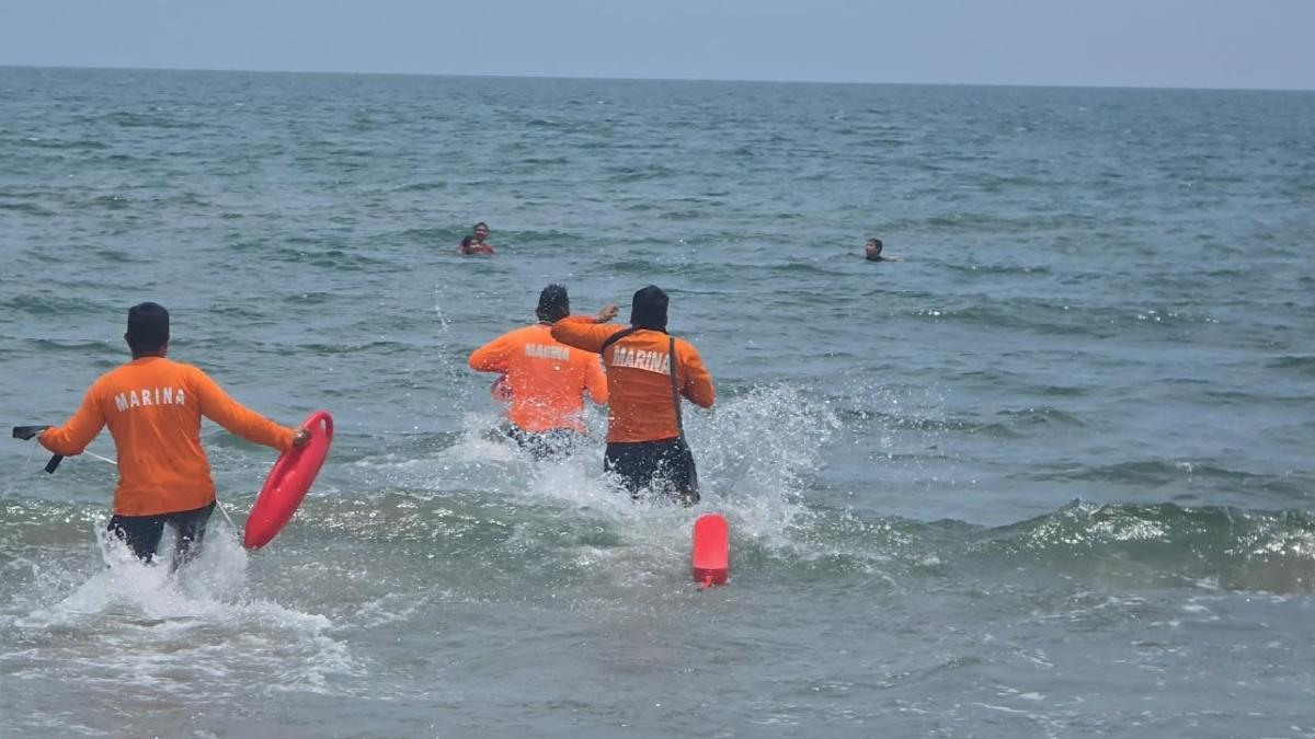Semar rescata a dos menores en playas de Veracruz