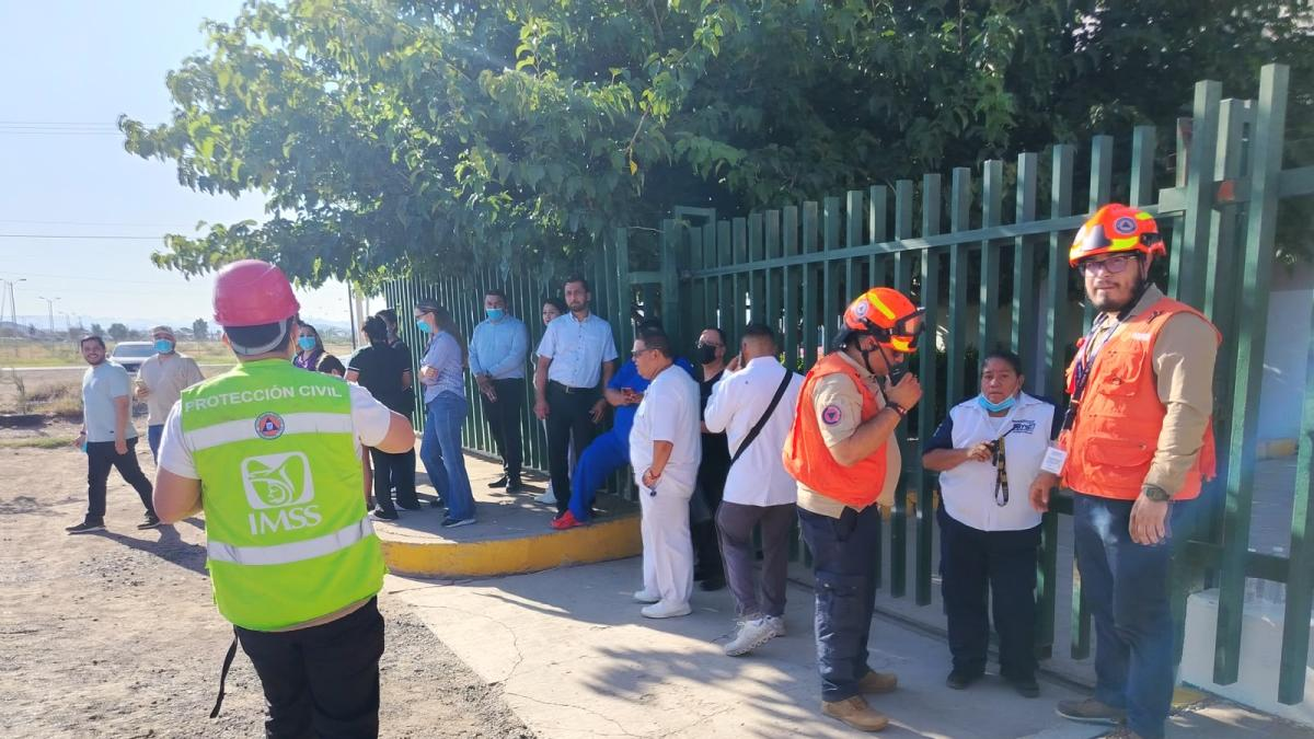 Fuerte incendio en Chihuahua desata desalojo de clínica y zona residencial