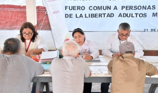 Brigada del IDPET brinda atención jurídica a adultos mayores en el CEDES Brigada del IDPET brinda atención jurídica a adultos mayores en el CEDES