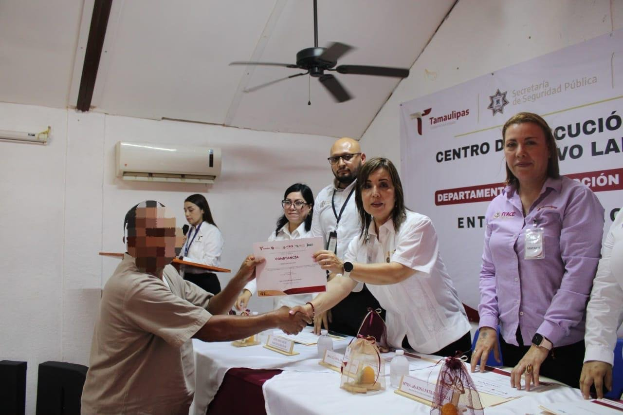 Reciben 67 PPLs del CEDES Laredo certificación por capacitaciones laborales