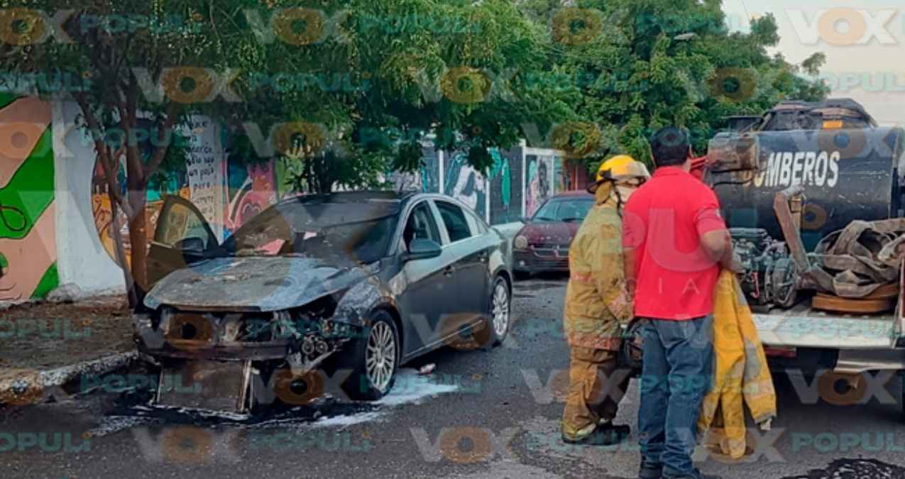 Auto termina calcinado tras incendio provocado por falla eléctrica en Cd. Victoria, Tamaulipas
