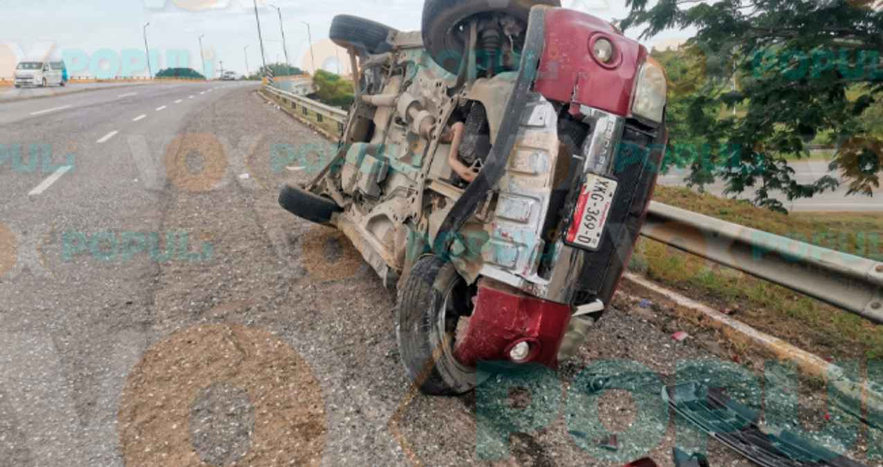 Se registra aparatosa volcadura de camioneta en Altamira, Tamaulipas