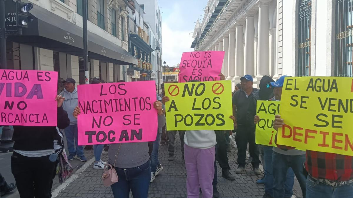 “El agua nos llega cada ocho días”: paralizan el centro de Xalapa y carreteras por saqueo de pozo “El agua nos llega cada ocho días”: paralizan el centro de Xalapa y carreteras por saqueo de pozo