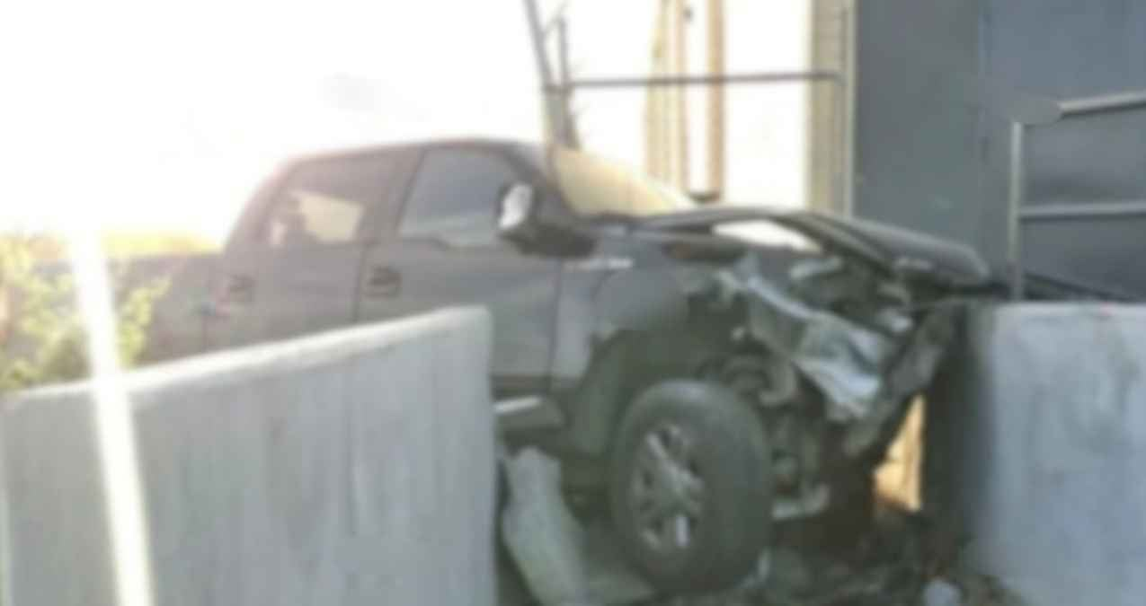 Camioneta se impacta contra barda de supermercado en Nuevo Laredo, Tamaulipas