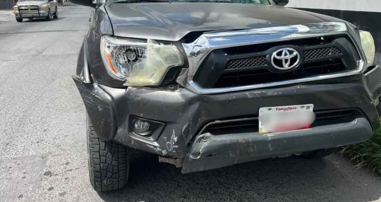 Conductor ignora semáforo y provoca choque entre camionetas en Matamoros, Tamaulipas