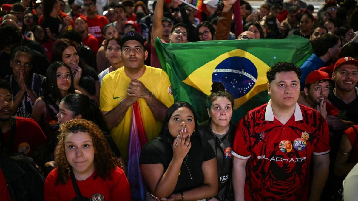 Flávio Bolsonaro afianza ventaja sobre Lula con el 65% de las urnas en Brasil