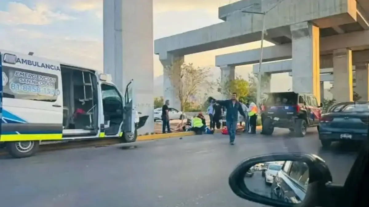 Mujer paramédico muere tras choque de ambulancia contra columna del Metro