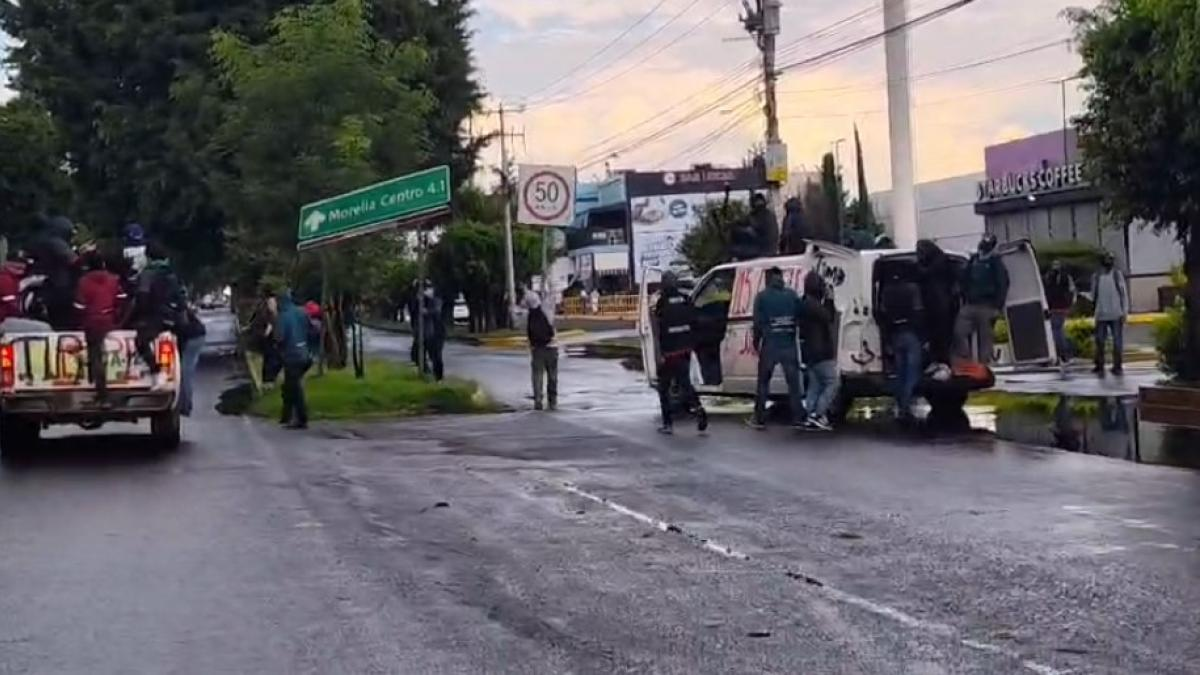 Caos en Morelia: normalistas destrozan comercios y se enfrentan a la policía Caos en Morelia: normalistas destrozan comercios y se enfrentan a la policía