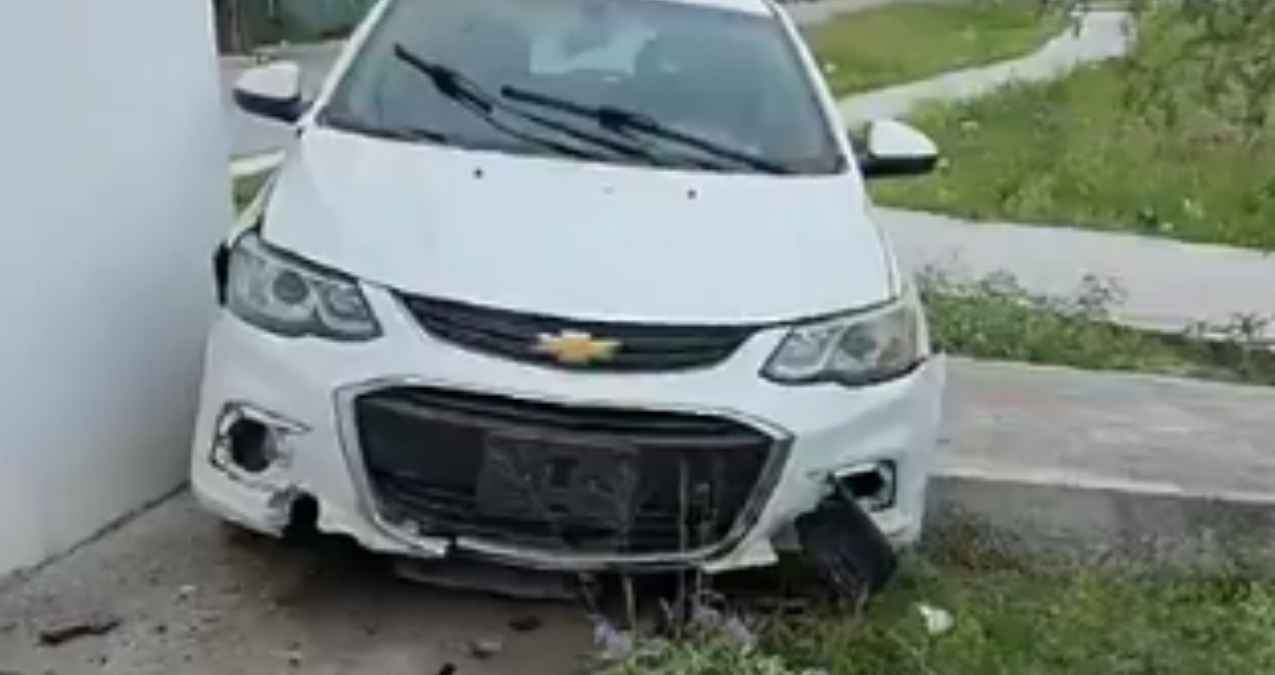 Conductor estrella su vehículo en parque de Río Bravo, Tamaulipas Conductor estrella su vehículo en parque de Río Bravo, Tamaulipas